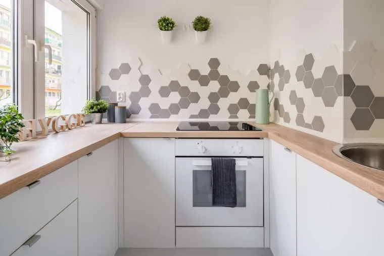 Pose de carrelage dans une cuisine, Fréjus, FH BATIMENT